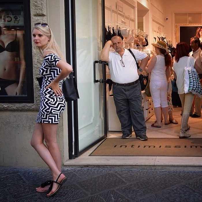 man waiting for his wife shopping - Nnn