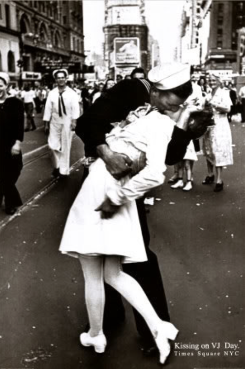 vj day - Kissing on V3 Day. Times Square Nyc