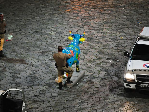 during the cow parade in Brazil cops are doing they jobs.