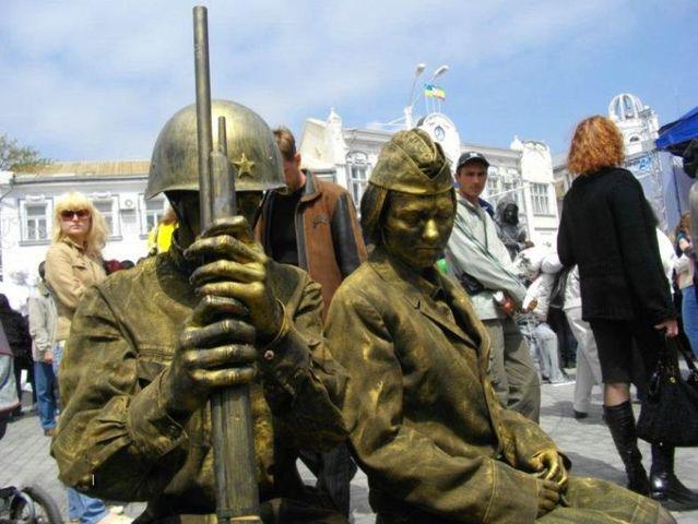 THESE ARE REAL PEOPLE THAT LOOKS LIKE STATUES