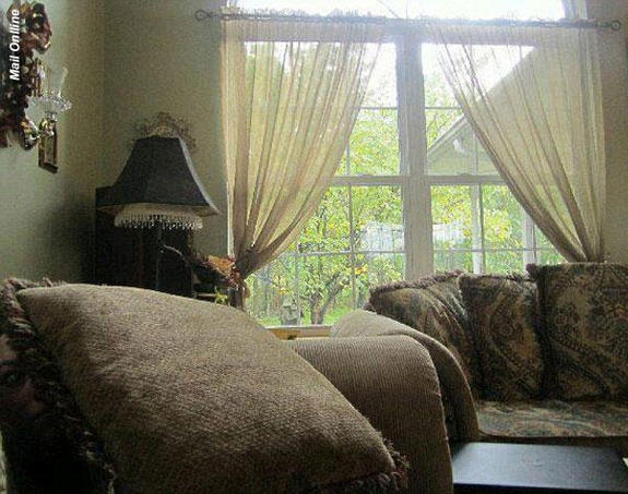 A photo of what appears to be an ordinary living room has gone viral on Twitter and Facebook.
LOOK CLOSELY ! GOOD LUCK !