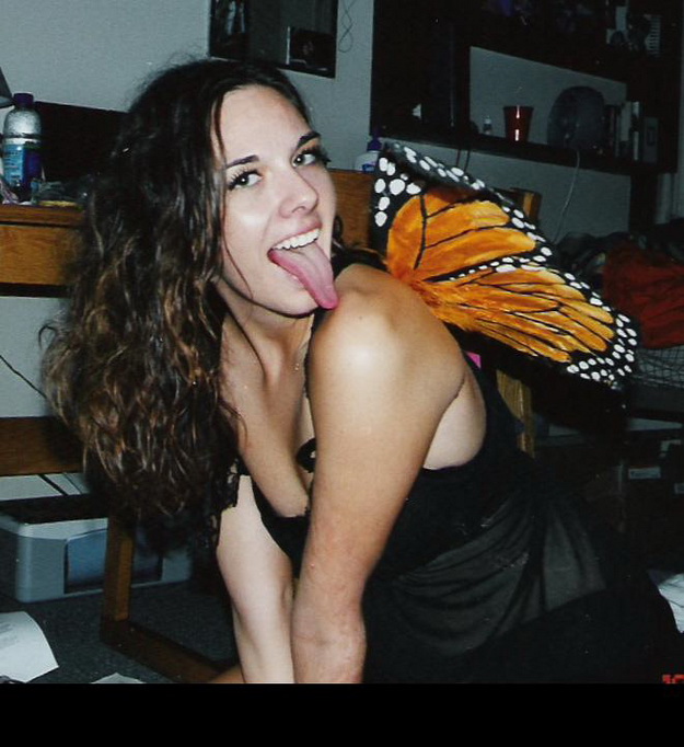 22 Women With Long Tongues