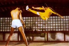 After Lee's death, Enter the Dragon director Robert Clouse was enlisted to direct additional scenes featuring two stand-ins which, when pieced together with the original footage as well as other footage from earlier in Lee's career, would form a new film