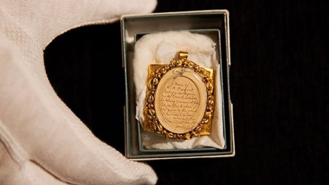 The lock of Mozart's hair is being offered in a locket that explains the provenance of the strands.