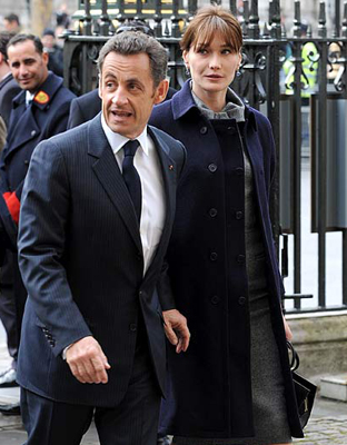 Nicolas Sarkozy & Carla Bruni 
RESPECTIVE HEIGHTS: 5'5" & 5'9"