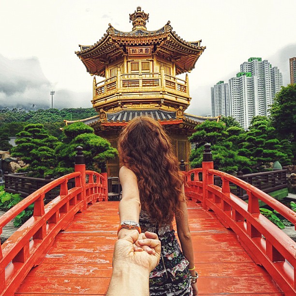 Photographer Captures Girlfriend Leading Him Around the World