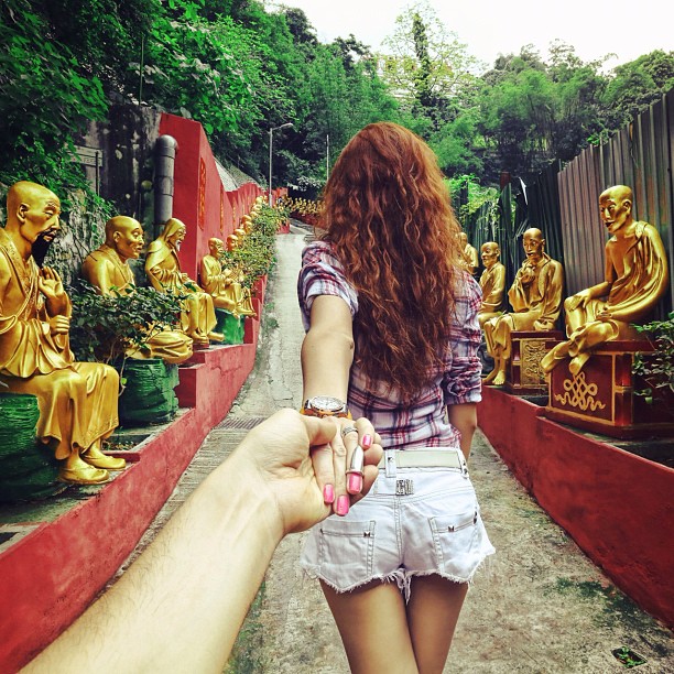 Photographer Captures Girlfriend Leading Him Around the World