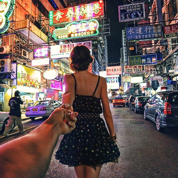 Photographer Captures Girlfriend Leading Him Around the World