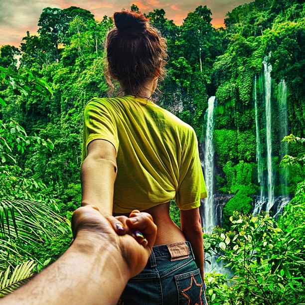 Photographer Captures Girlfriend Leading Him Around the World