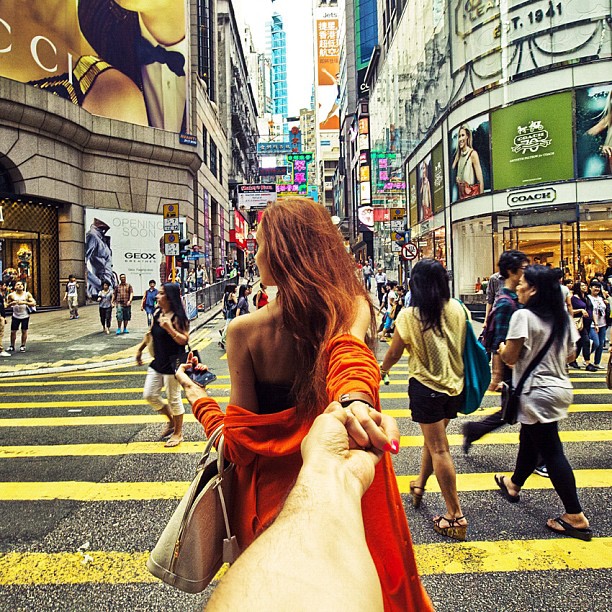 Photographer Captures Girlfriend Leading Him Around the World