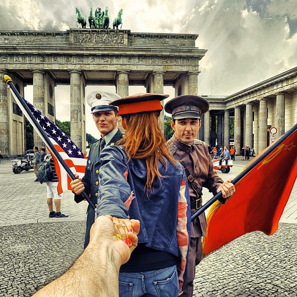 Photographer Captures Girlfriend Leading Him Around the World