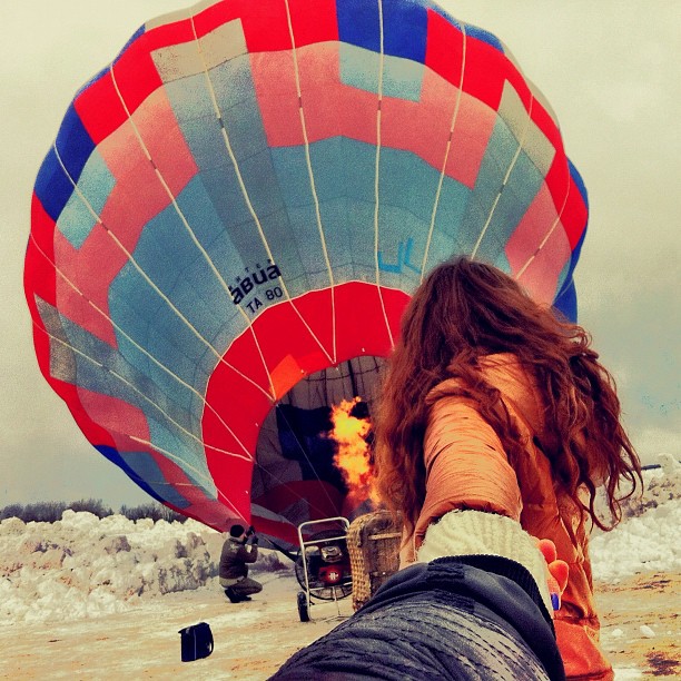 Photographer Captures Girlfriend Leading Him Around the World