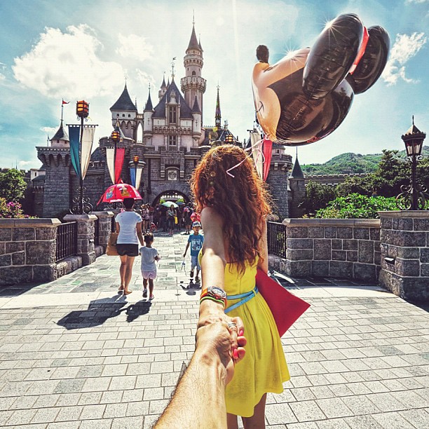 Photographer Captures Girlfriend Leading Him Around the World