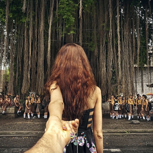 Photographer Captures Girlfriend Leading Him Around the World