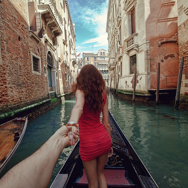 Photographer Captures Girlfriend Leading Him Around the World