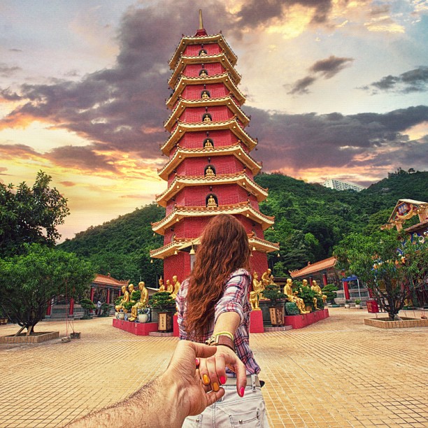 Photographer Captures Girlfriend Leading Him Around the World