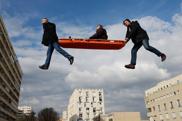 Chinese artist Li Wei has found a way to make it look like people are flying through the air and, no, it isn’t with Photoshop