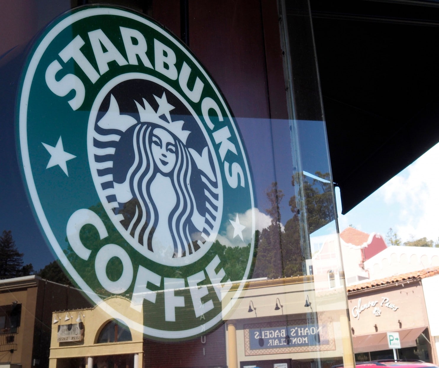 On May 29, Starbucks will close ALL stores nationwide & overseas for racial bias education - treat everyone fairly and equally no matter of their skin color.