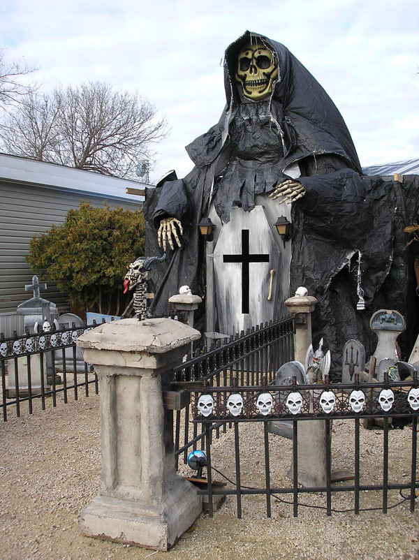 20 Houses That Are Clearly Winning at Halloween