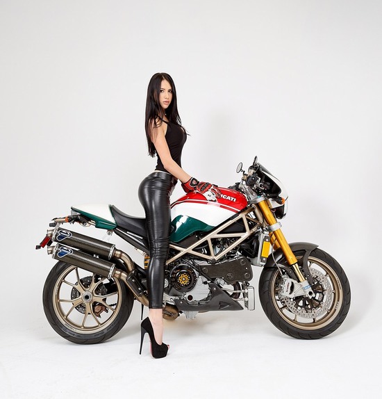23 HOT CHICKS ON COOL BIKES!