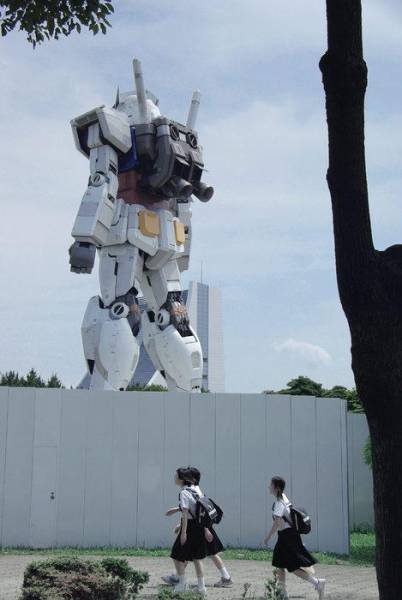 gundam statue