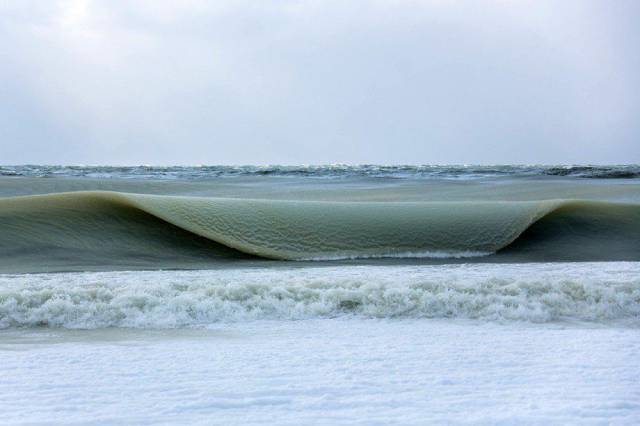 Partially frozen wave