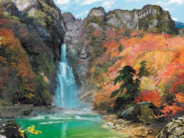 This gorgeous waterfall wallpaper is called "Echo of the falls."