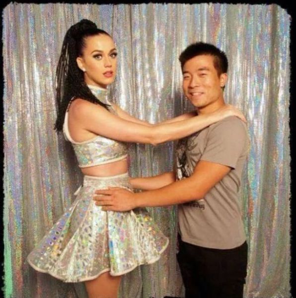 27 Extremely Awkward Celebrity Fan Photos!