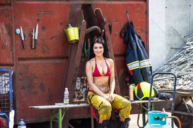 29 Hot Firefighter Girls Will Make You Melt!