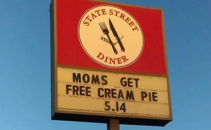 street sign - Te Str Reet Stata Oineb Moms Get Free Cream Pie 5.14