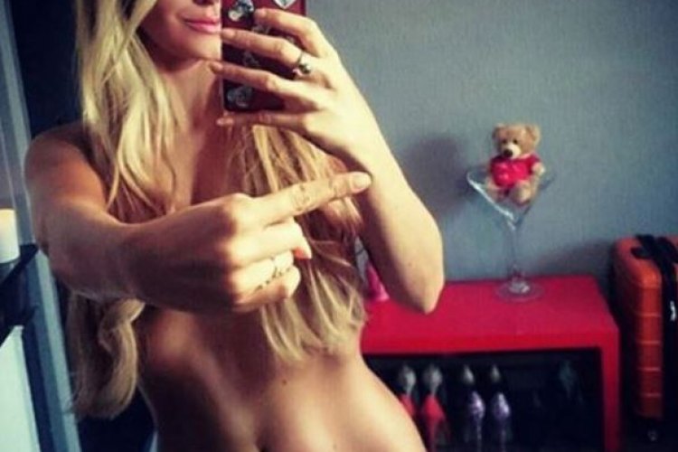 32 Times The One Finger Selfie Challenge Was Bravely Met