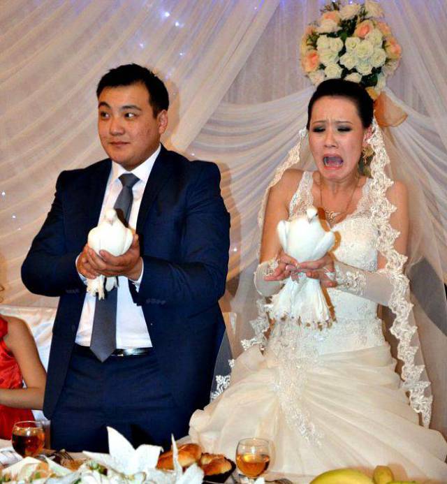 wedding couple holding doves