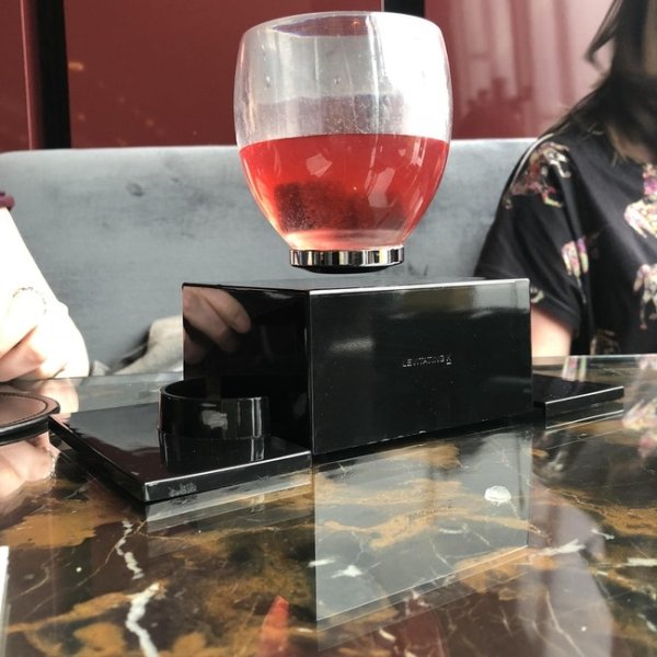 In this bar, beverages are served in levitating glasses.