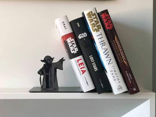 You can buy this badass Yoda bookend on <a href="https://amzn.to/2Bz25Ne">Amazon for $34.99</a> 