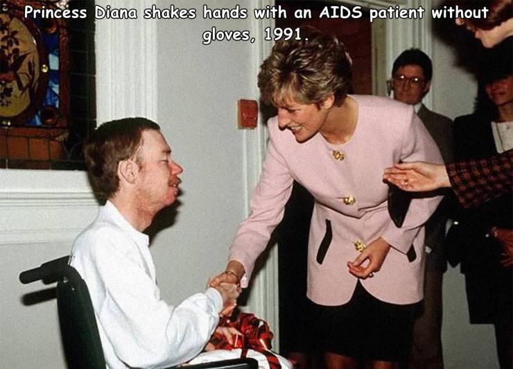 princess diana aids - Princess Diana shakes hands with an Aids patient without gloves, 1991.