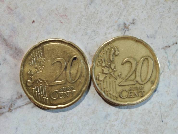 "In olds Euro € coins, the borders of countries were drawn, not anymore (the left one is from 2009, the right one from 1999)"