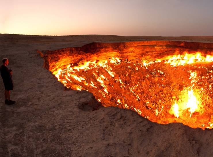 random pics and cool photos - a huge open lava pit