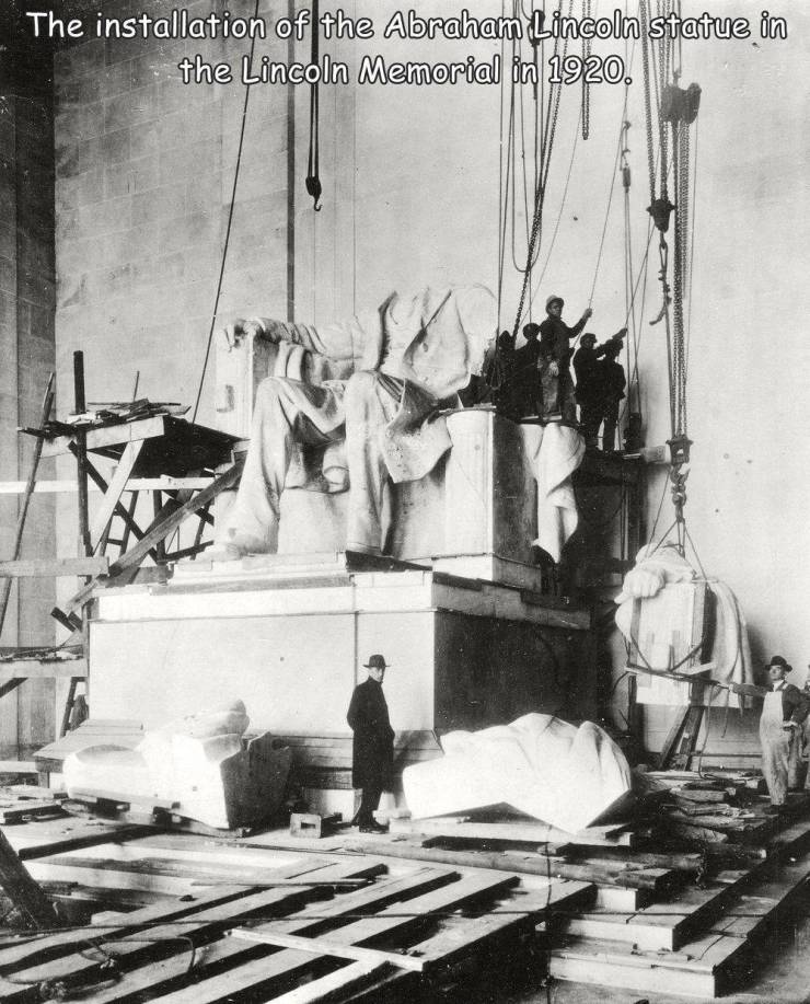 construction of the lincoln memorial - The installation of the Abraham Lincoln statue in the Lincoln Memorial in 1920.