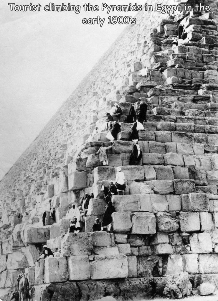 funny photos and memes - Tourist climbing the Pyramids in Egypt in, the early 1900's