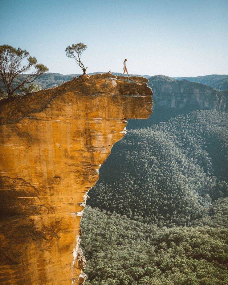 funny photos and memes - blue mountains hanging rock
