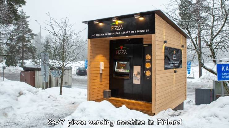 Fizza 267 Freshly Haked Pizzas, Served In 3 Minutes Izza A Wowow El Ka Sota Krigs 247 pizza vending machine in Finland