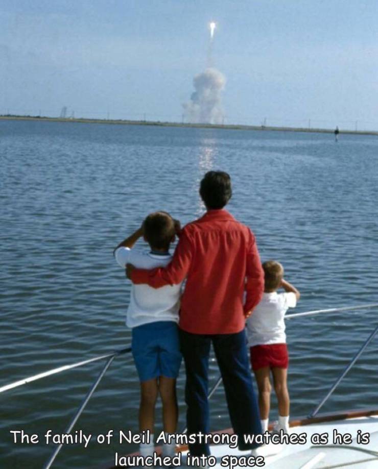 fascinating photos - fun randoms - neil armstrongs family watching their dad fly - The family of Neil Armstrong watches as he is launched into space