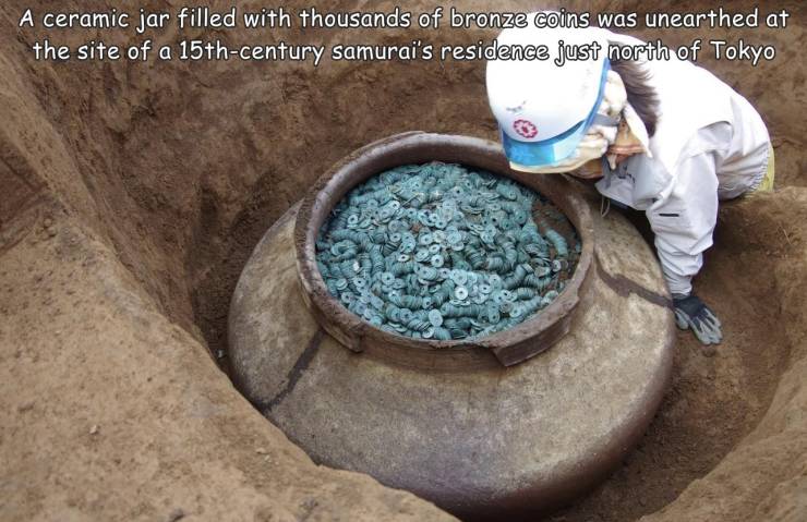 cool images, fun randoms - japanese archaeologists dig up jar filled with over 200000 bronze coins - A ceramic jar filled with thousands of bronze coins was unearthed at the site of a 15thcentury samurai's residence just north of Tokyo