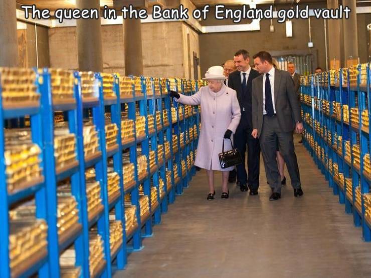 funny photos - cool picsbank of england gold vault - The queen in the Bank of England gold vault U Vo Bre