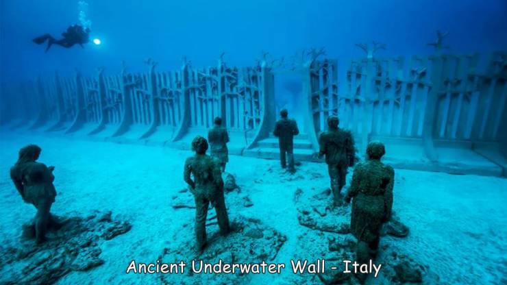 fun pics - cool images - Ancient Underwater Wall Italy