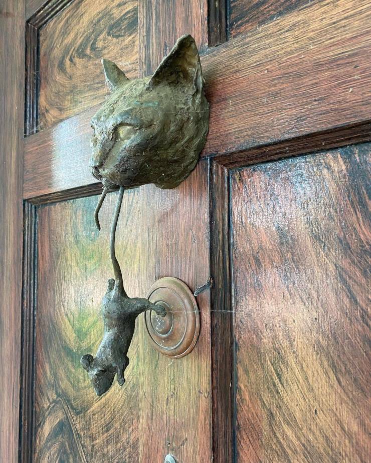 fun randoms - cat and mouse door knocker