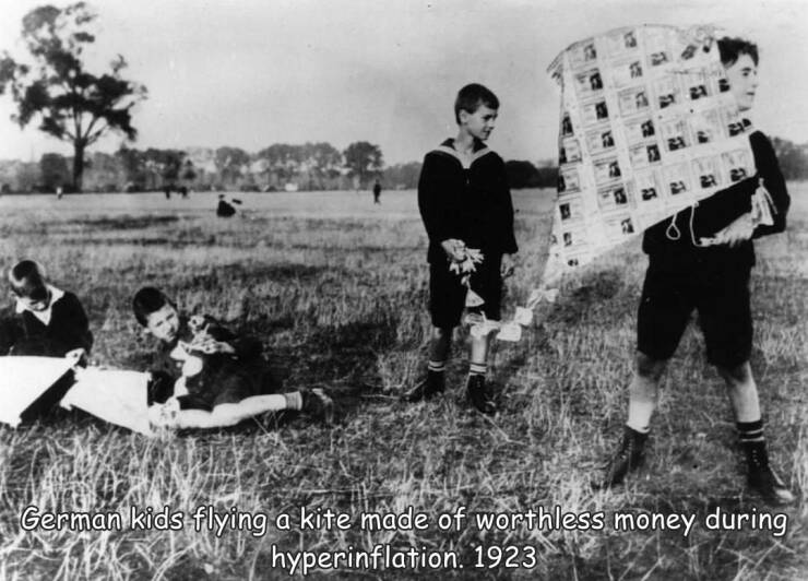 fun randoms - inflation i tyskland - German kids flying a kite made of worthless money during hyperinflation. 1923