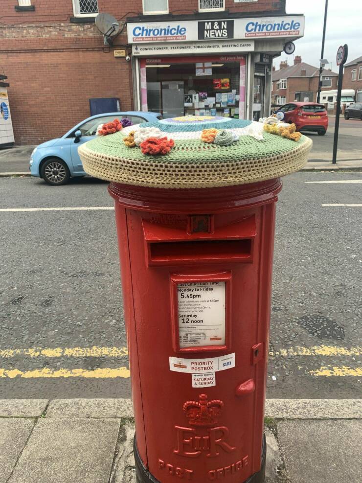 fun randoms - funny photos - post box - Hoxoxox Chronicle M & N News Come hame in your every night Confectioners, Stationers. Tobacconists, Greeting Cards 1 jours hers Last Collection Time Monday to Friday 5.45pm tercolations met 7.30pm the Service Levie 