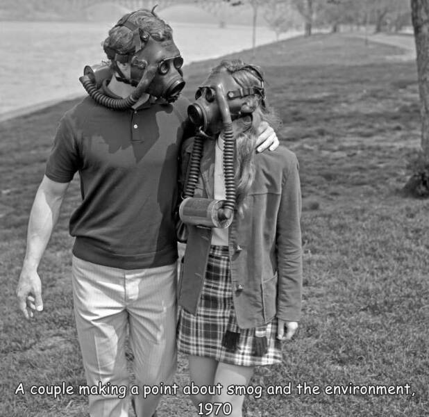 fun randoms - funny photos - gas mask couple vintage - A couple making a point about smog and the environment, 1970