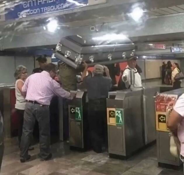 fun randoms - funny photos - casket on subway